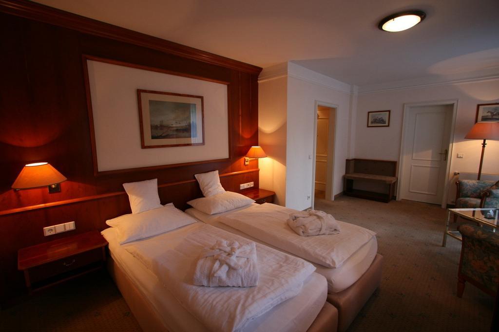 Park Hotel Am Schloss Ettringen  Esterno foto